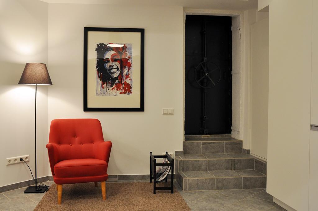 Bomb Shelter Apartment Вильнюс Номер фото